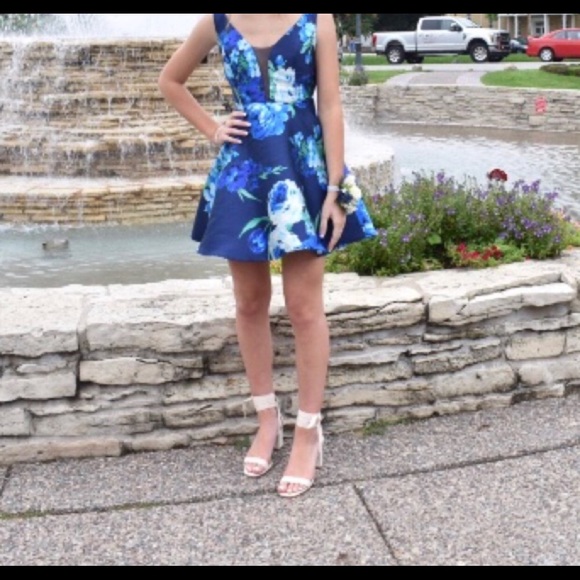 Dresses & Skirts - Navy Floral Size 0 Homecoming/Formal Dress